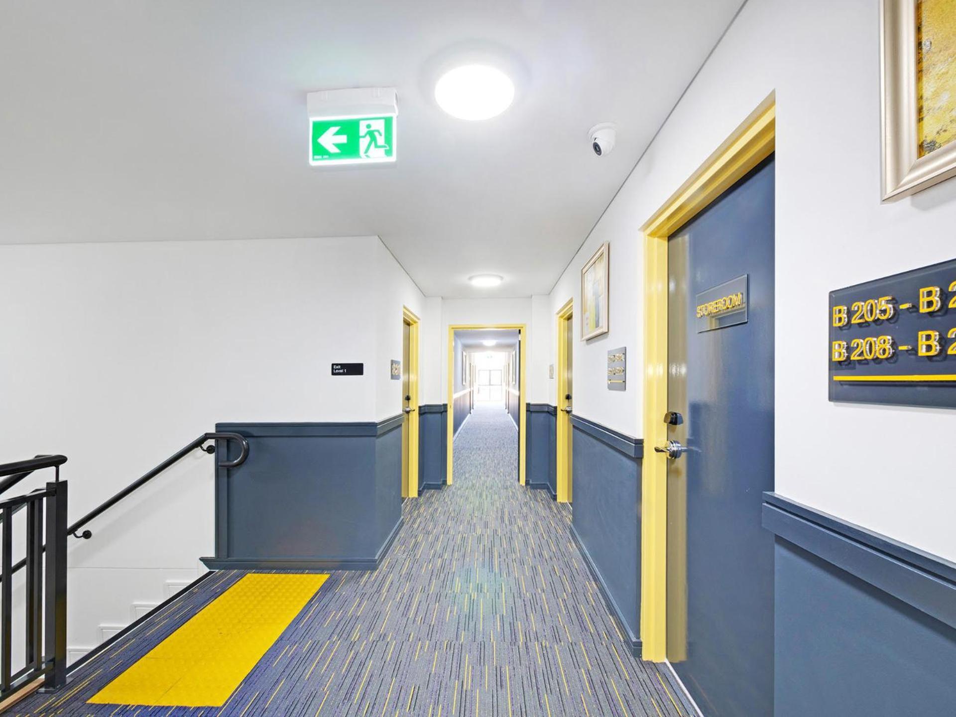 Value Suites Penrith Exteriör bild