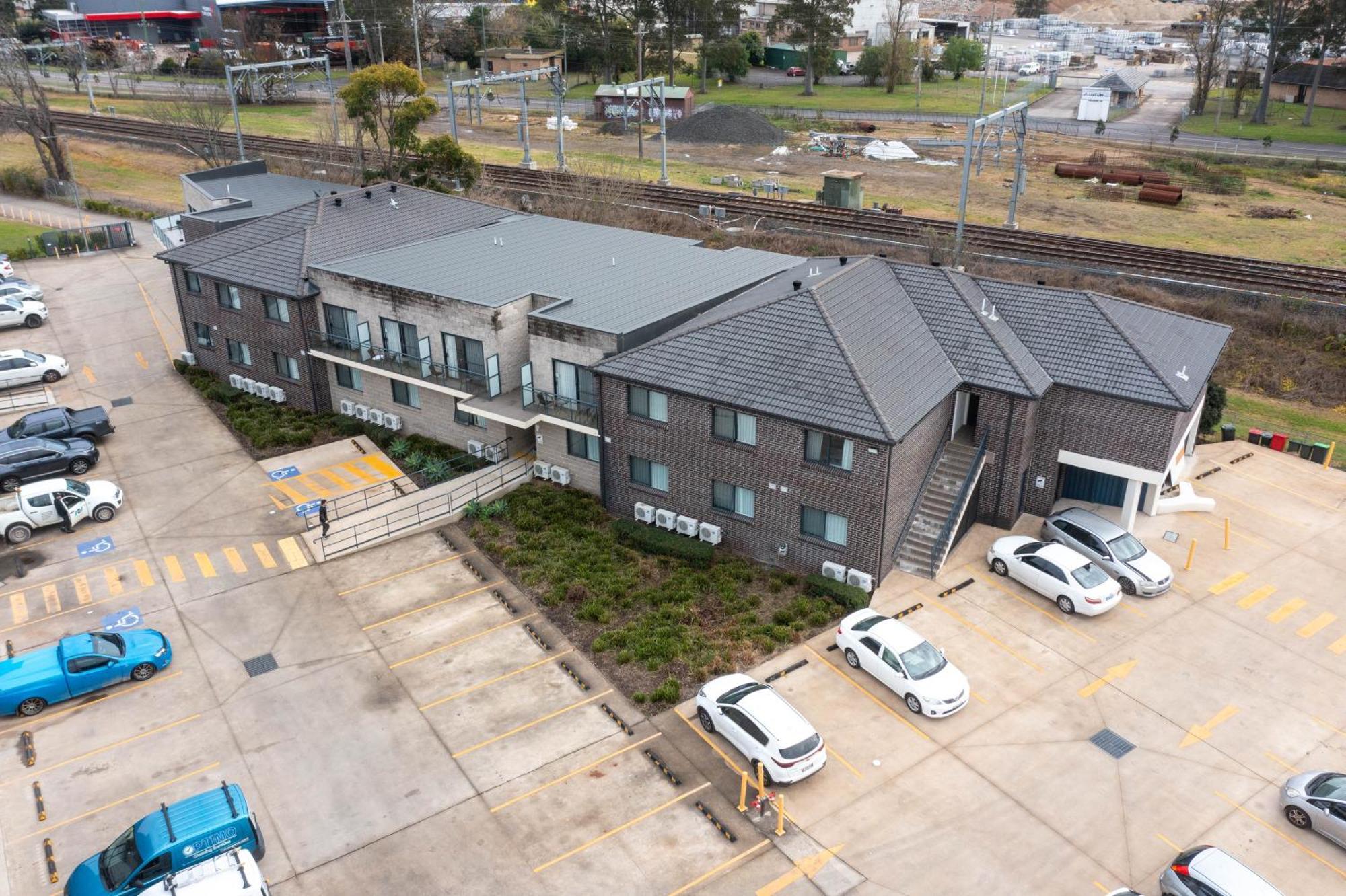 Value Suites Penrith Exteriör bild