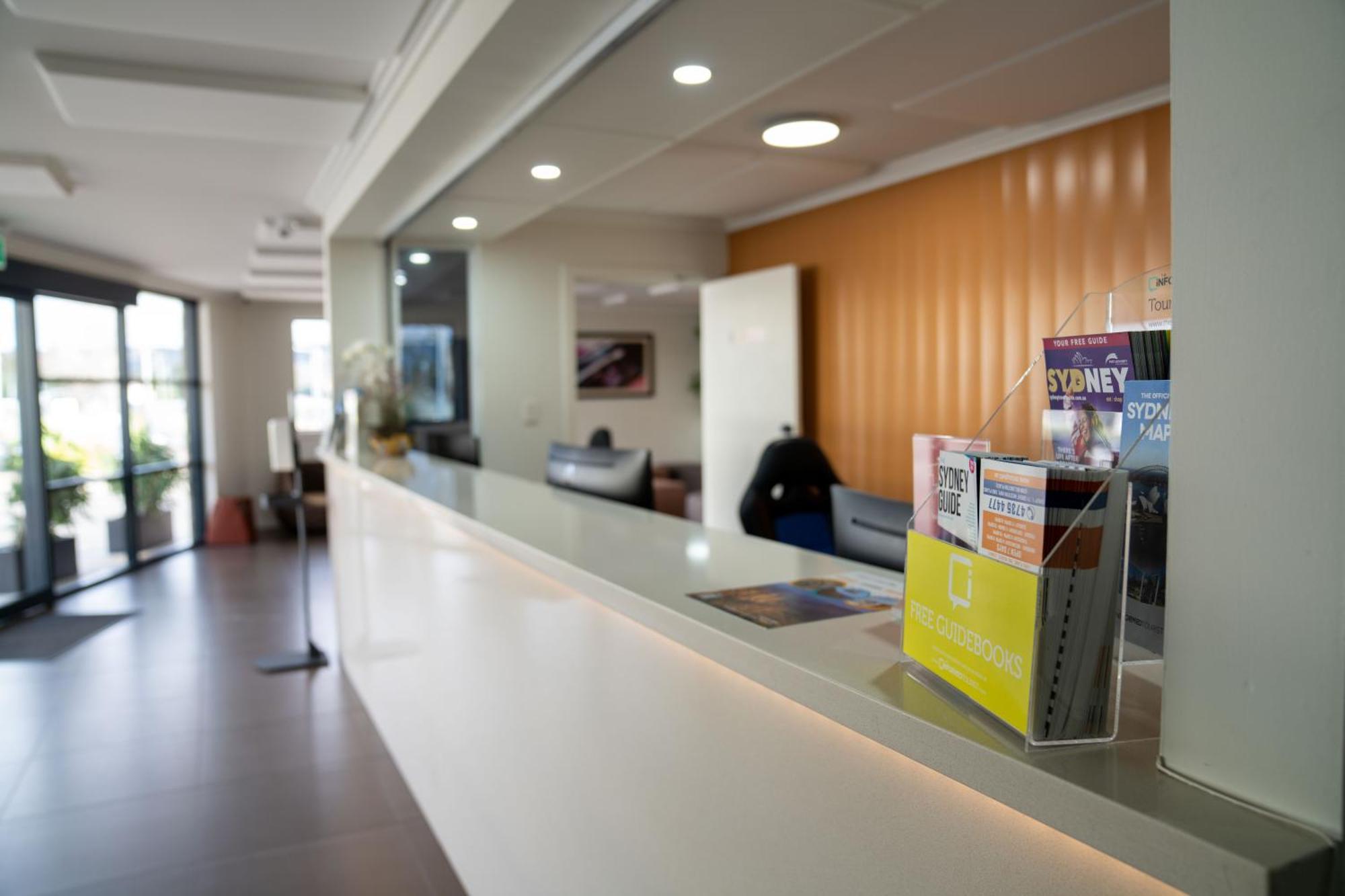 Value Suites Penrith Exteriör bild