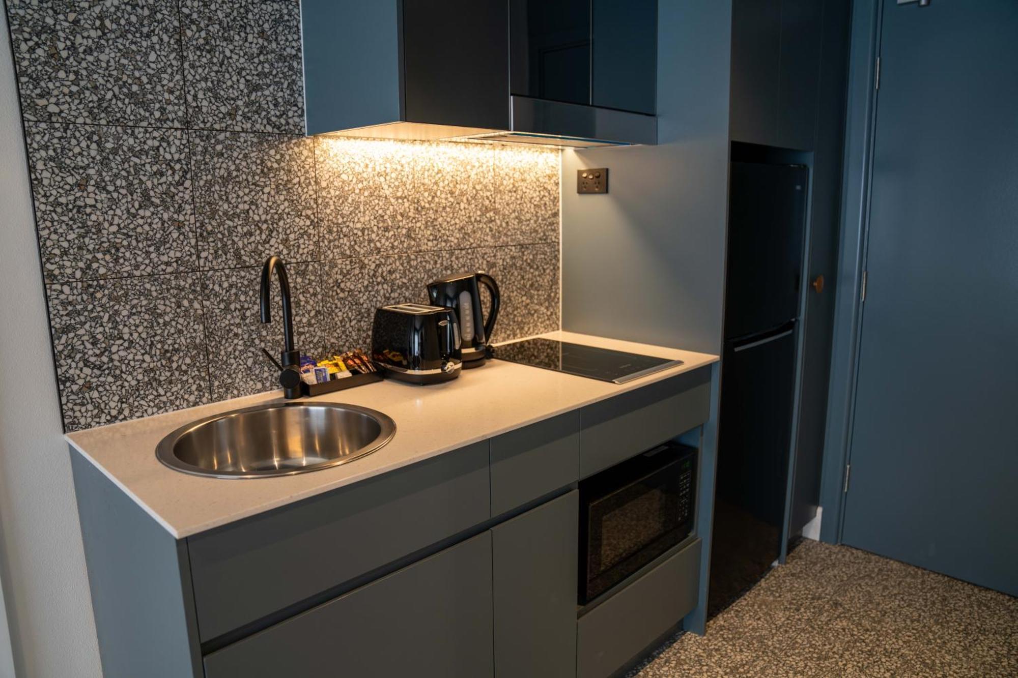 Value Suites Penrith Exteriör bild