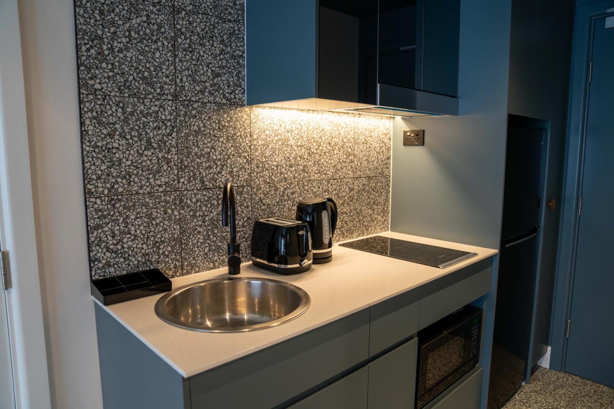 Value Suites Penrith Exteriör bild