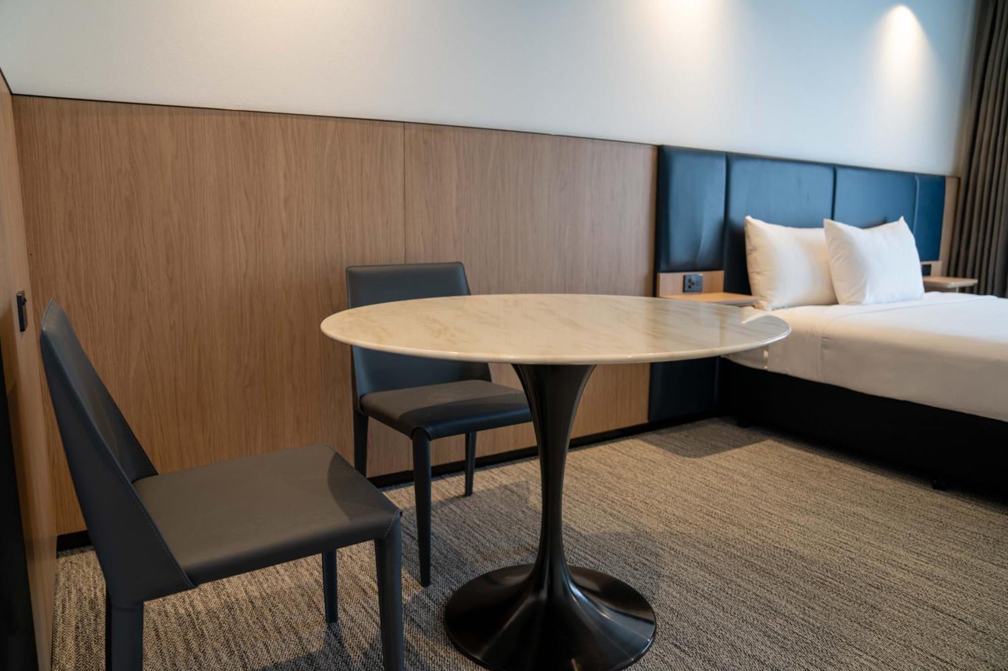 Value Suites Penrith Exteriör bild