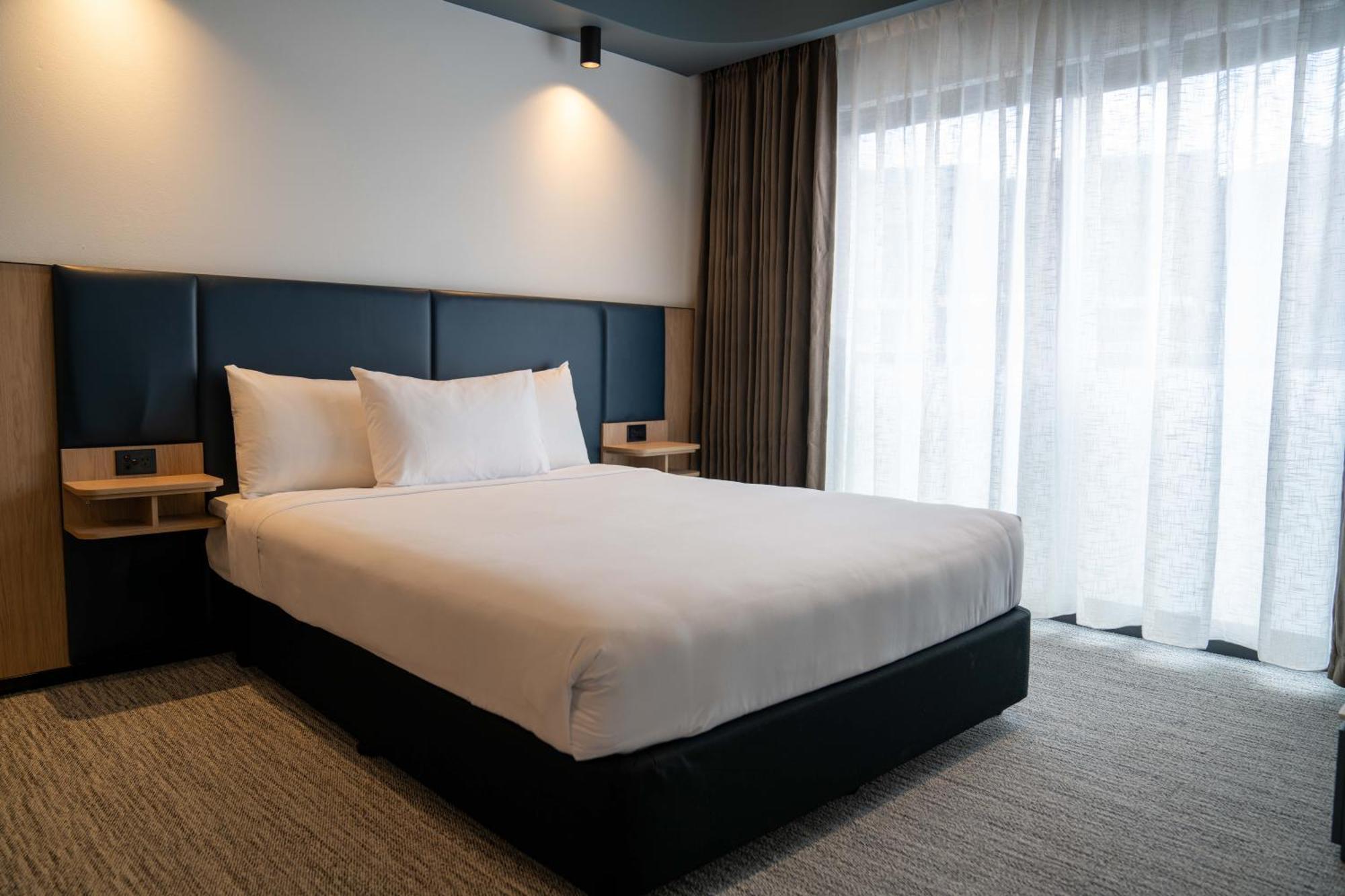 Value Suites Penrith Exteriör bild