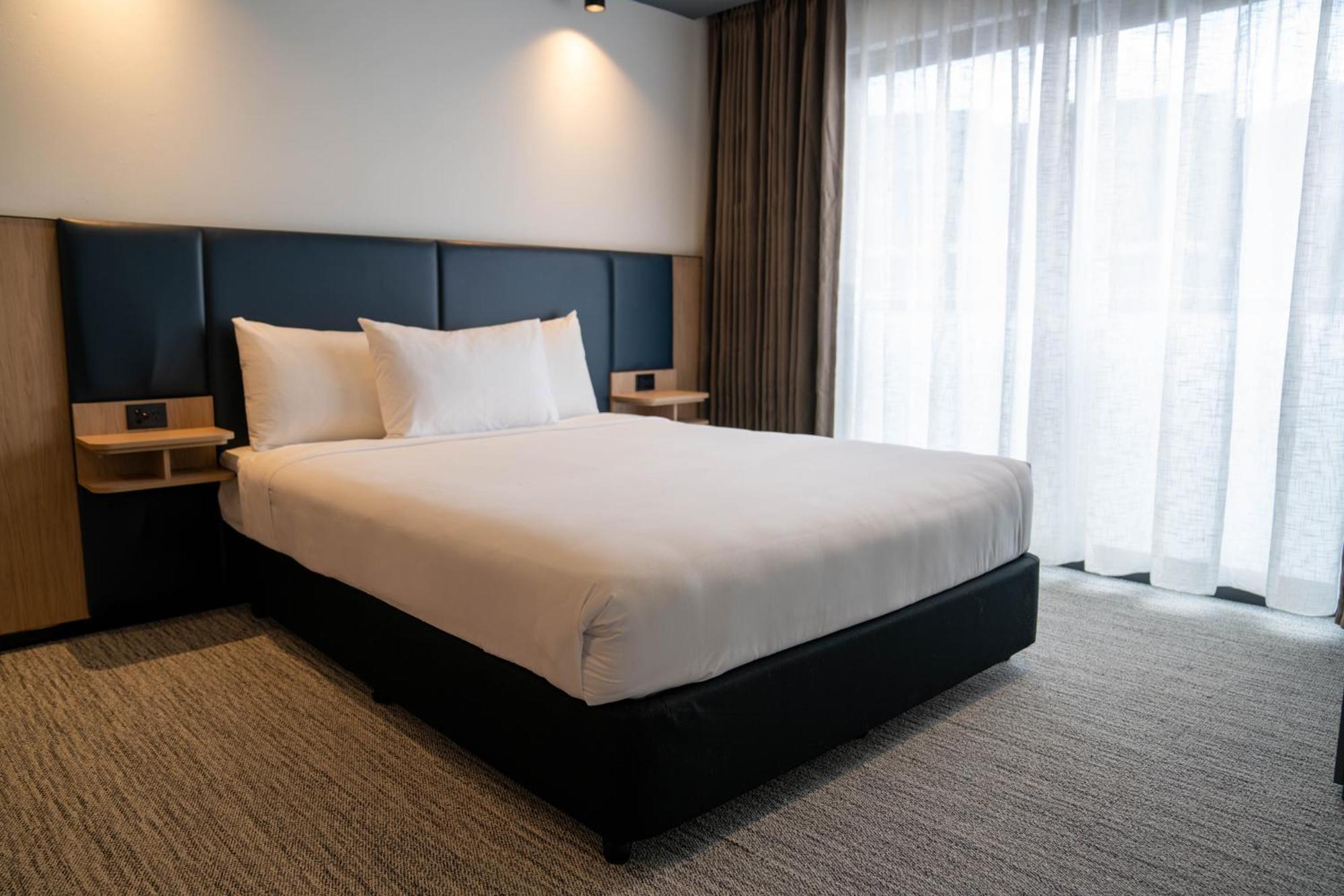 Value Suites Penrith Exteriör bild