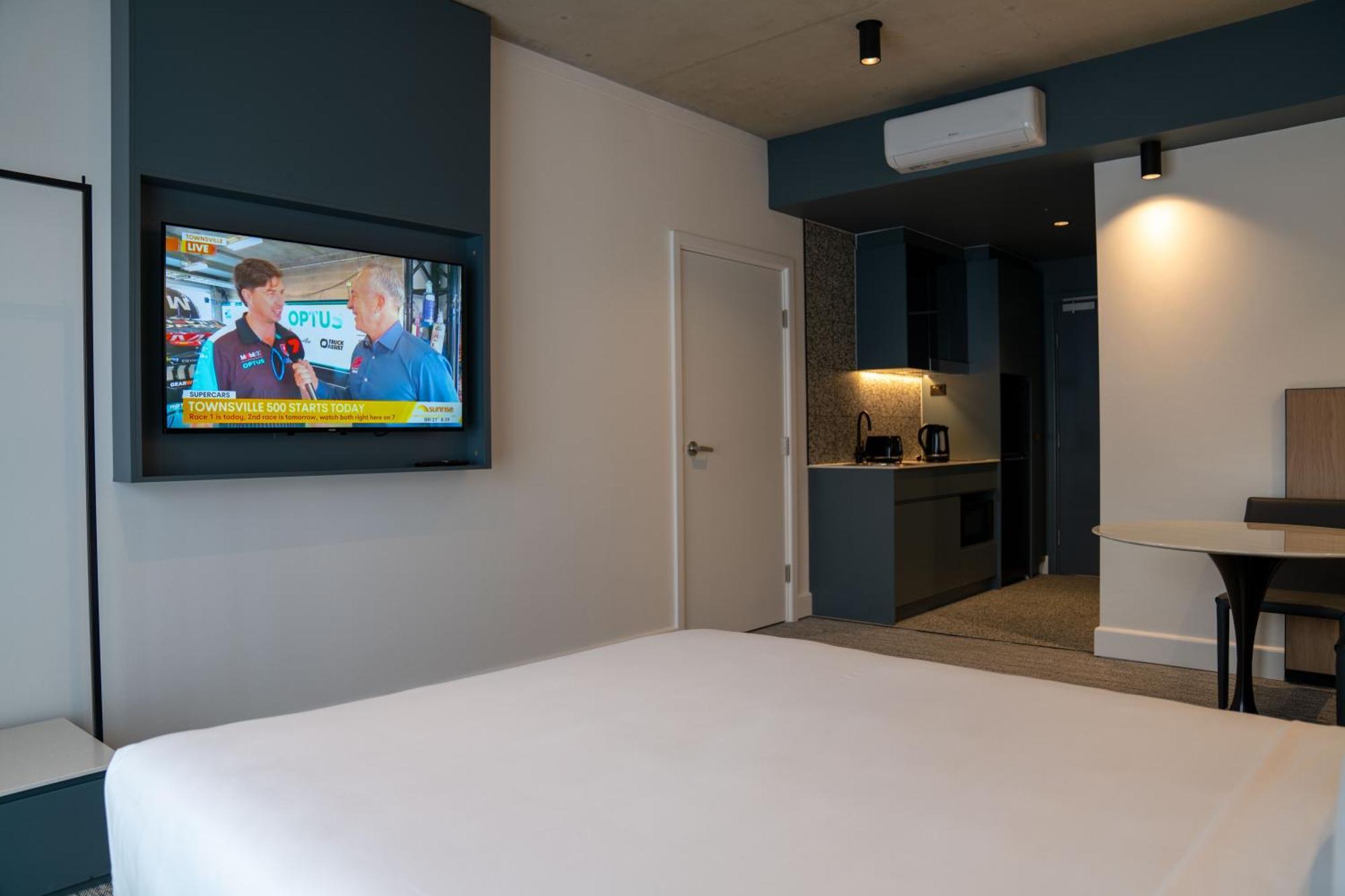 Value Suites Penrith Exteriör bild