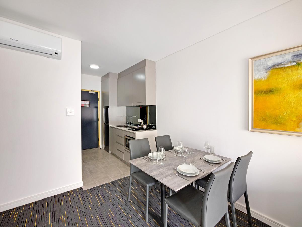 Value Suites Penrith Exteriör bild