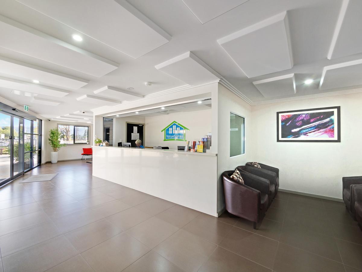 Value Suites Penrith Exteriör bild