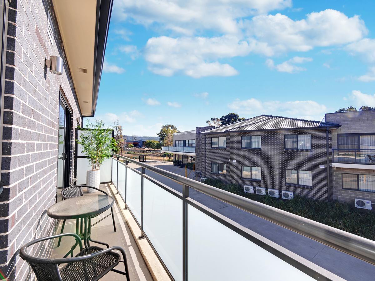 Value Suites Penrith Exteriör bild