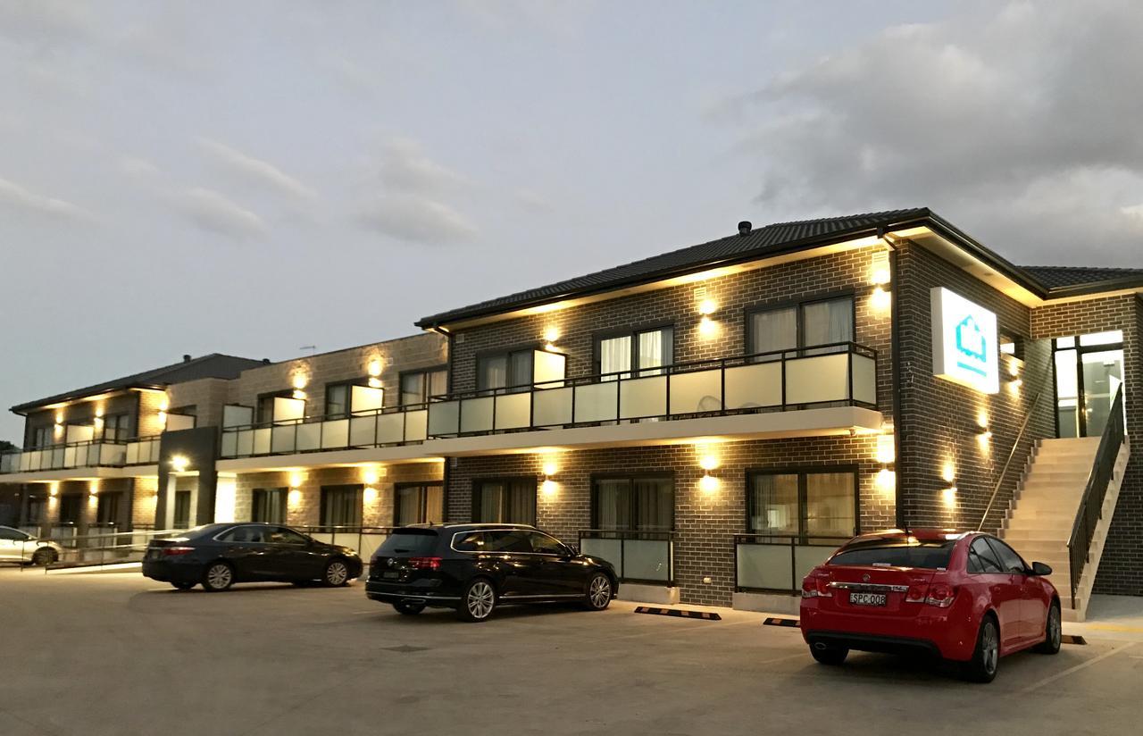 Value Suites Penrith Exteriör bild