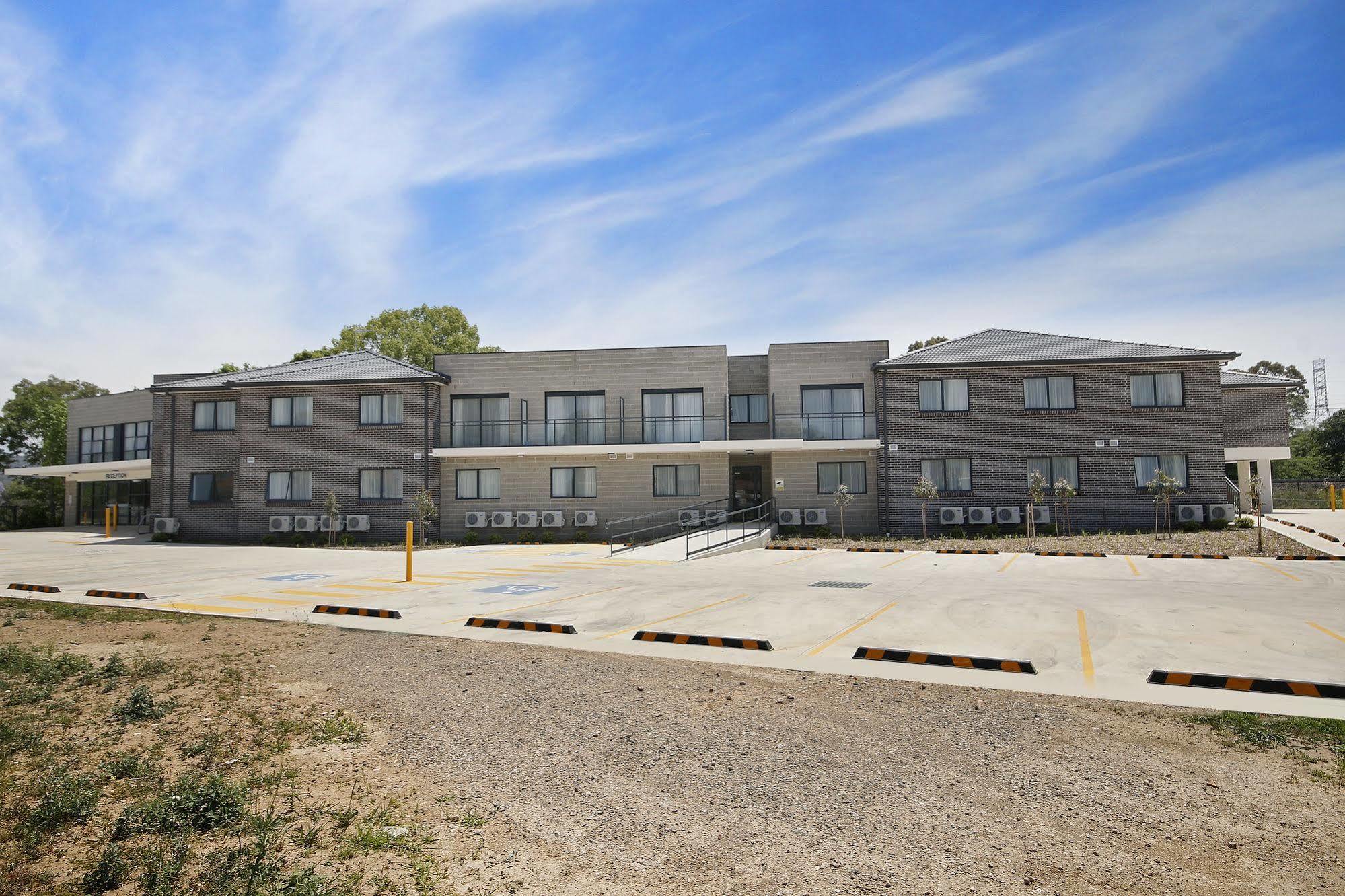 Value Suites Penrith Exteriör bild