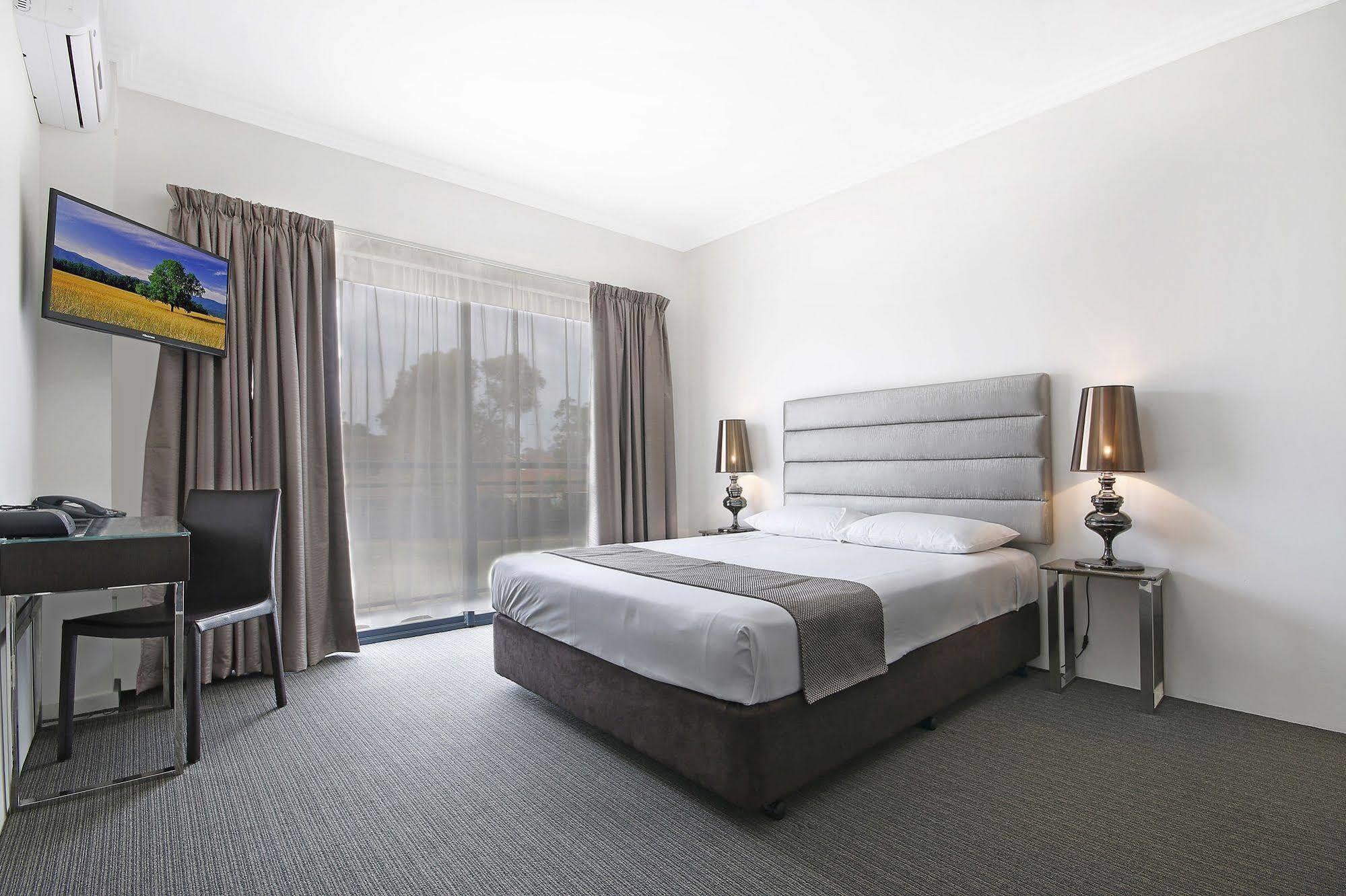 Value Suites Penrith Exteriör bild