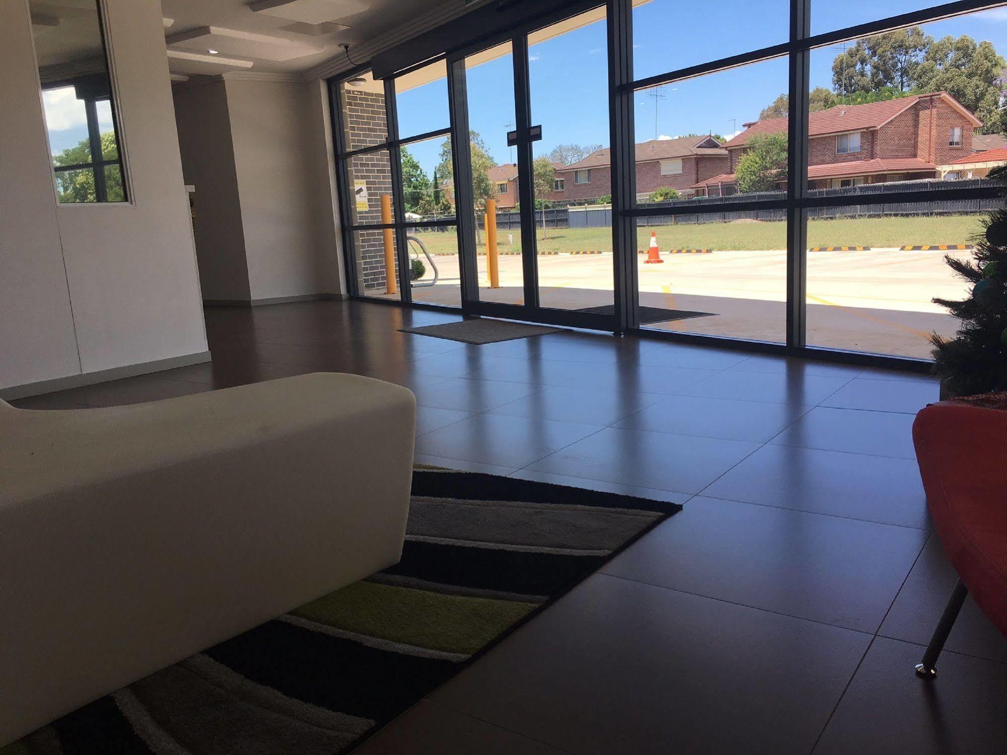 Value Suites Penrith Exteriör bild