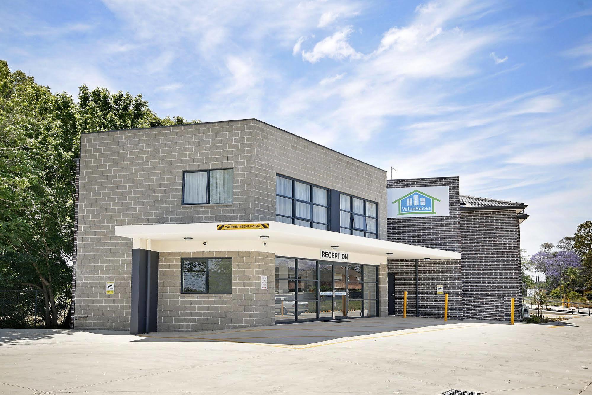 Value Suites Penrith Exteriör bild