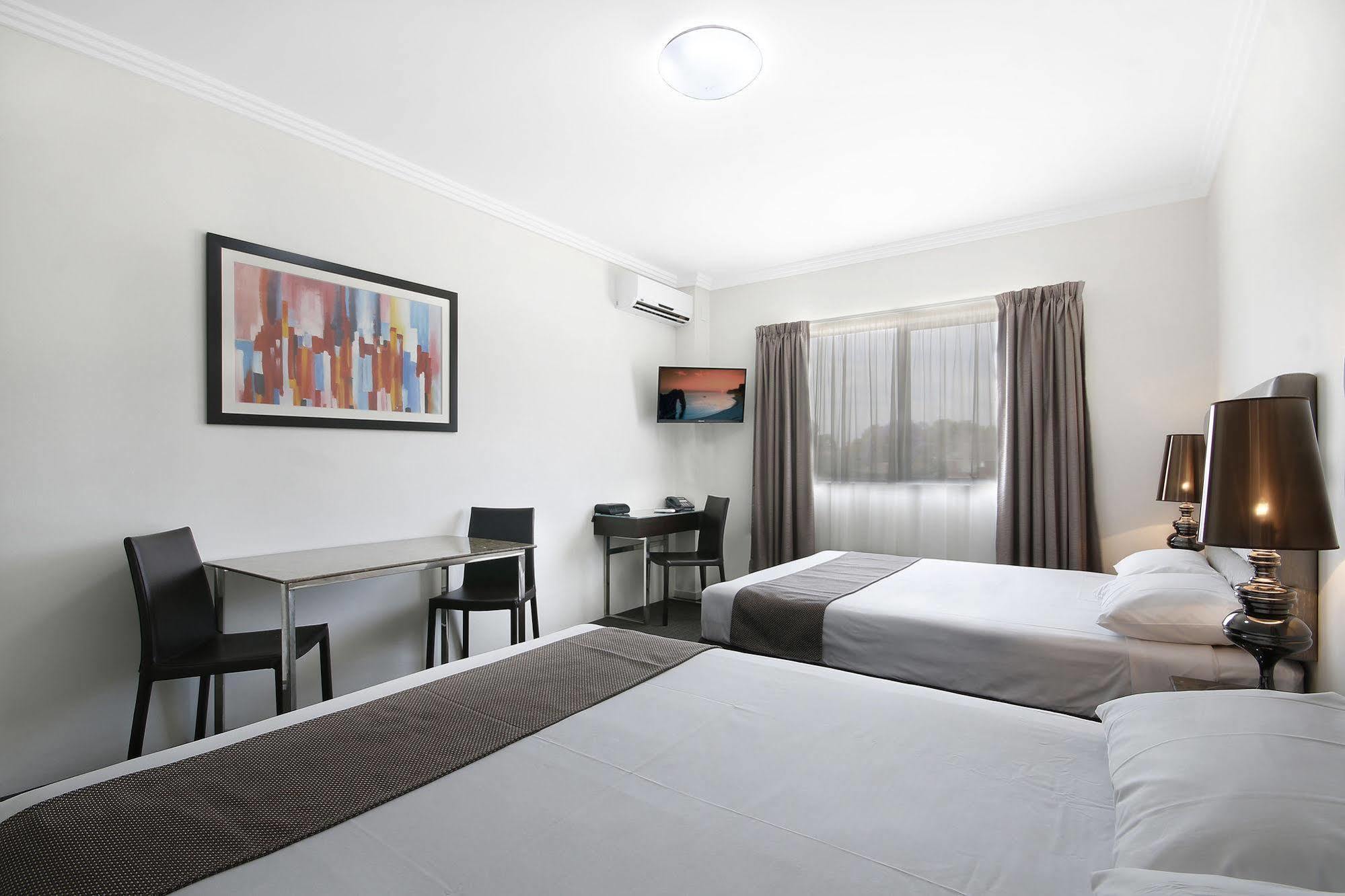 Value Suites Penrith Exteriör bild