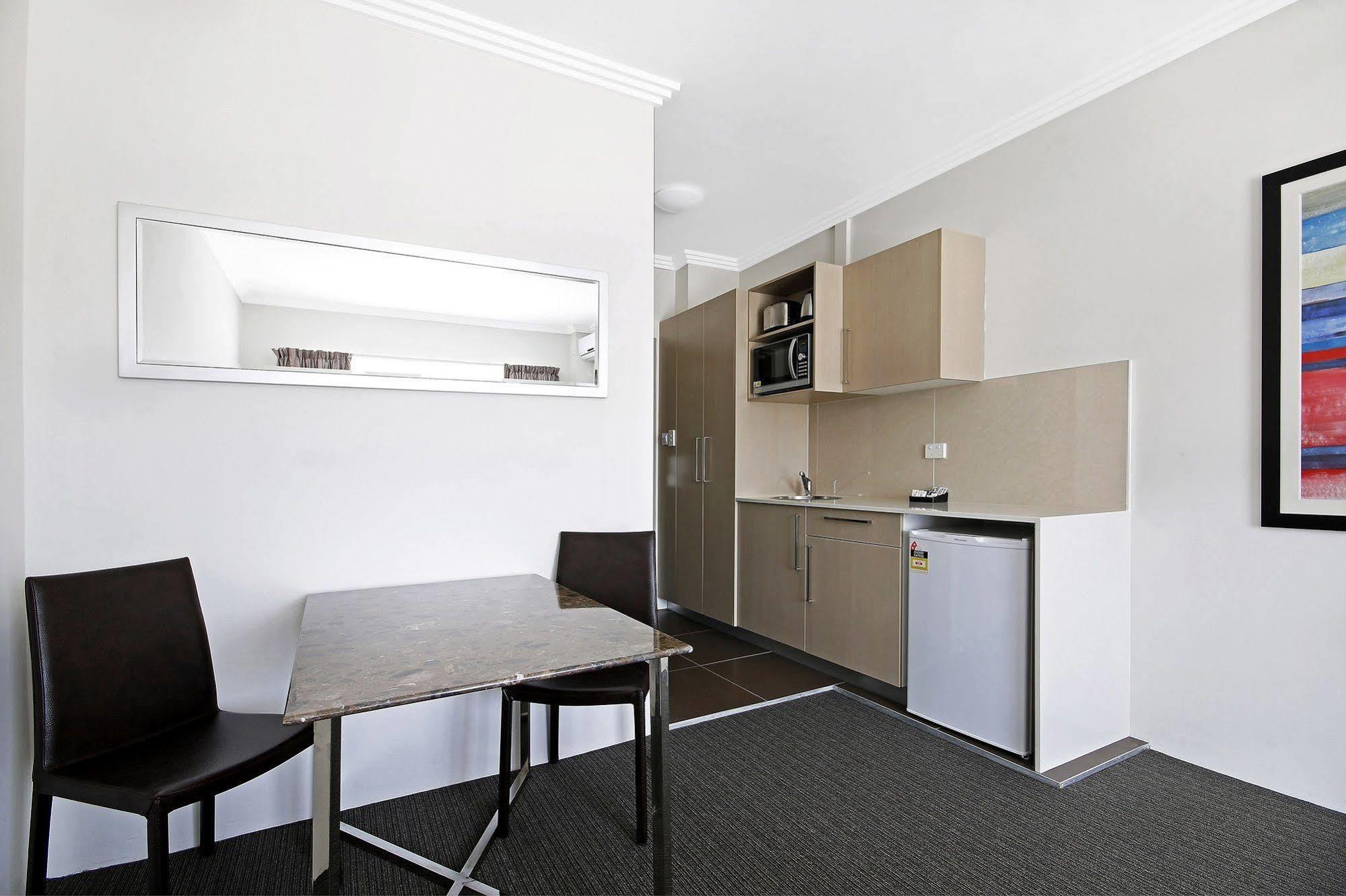 Value Suites Penrith Exteriör bild
