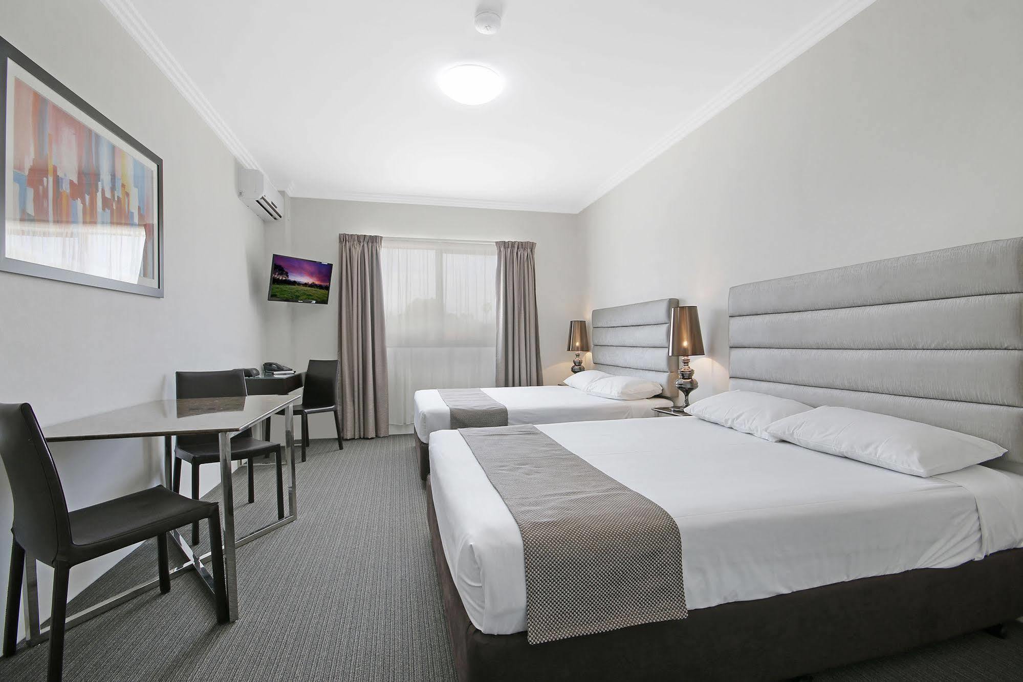 Value Suites Penrith Exteriör bild