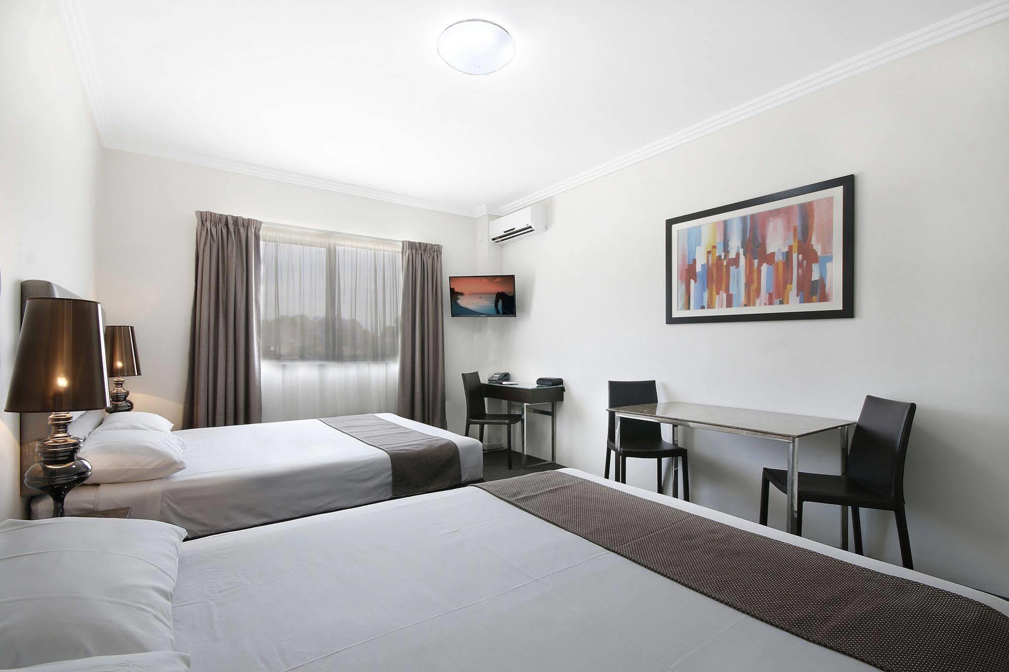 Value Suites Penrith Exteriör bild