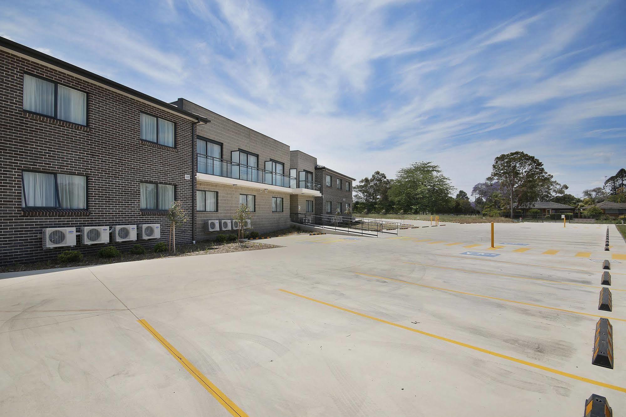 Value Suites Penrith Exteriör bild